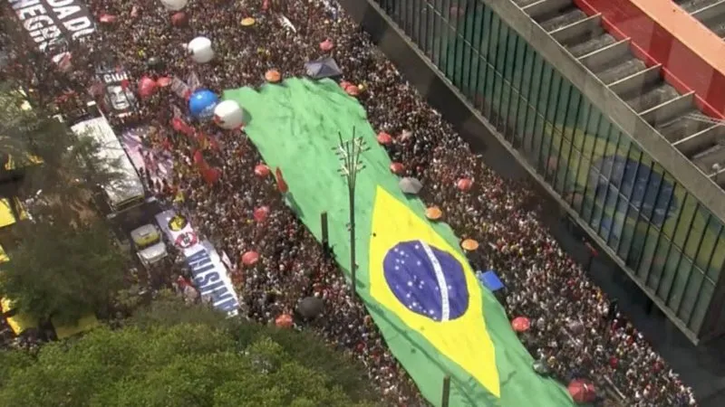 Esquerda ocupa a Avenida Paulista contra a anistia para os golpistas e a PEC da Blindagem