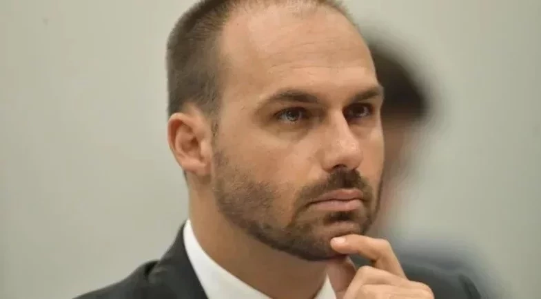 Oficial de Justiça não consegue notificar Eduardo Bolsonaro sobre denúncia da PGR