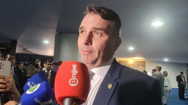 Flávio Bolsonaro reage e desmente apoio exclusivo de Jair a Tarcísio em 2026