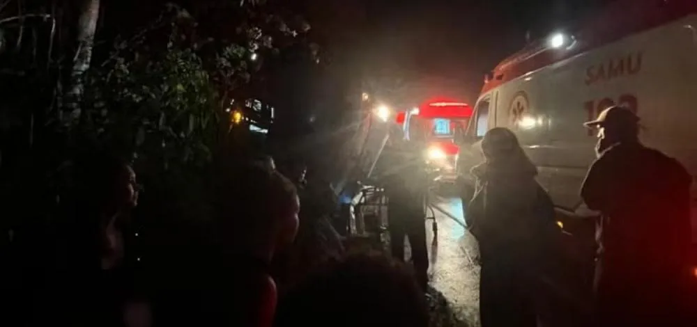 Ônibus de turismo tomba na BR-101 e deixa 13 feridos em trecho da Bahia