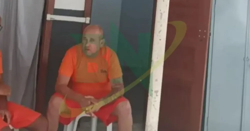 Primeira imagem de Binho Galinha na prisão é divulgada nas redes sociais