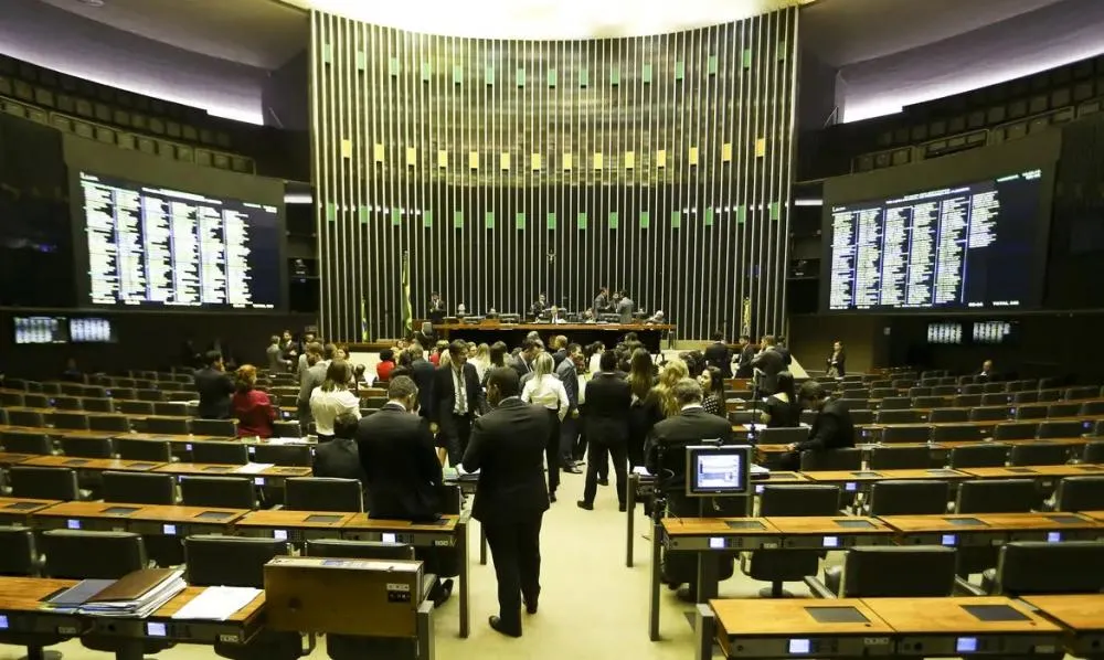 Deputados perdem milhares de seguidores após aprovação da PEC da Blindagem