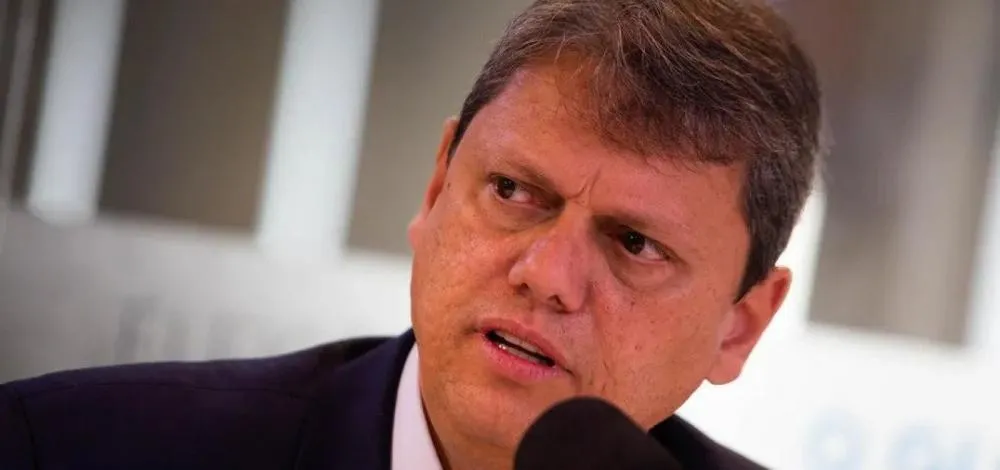 Tarcísio de Freitas pede desculpas por brincadeira sobre casos de intoxicação por metanol em São Paulo