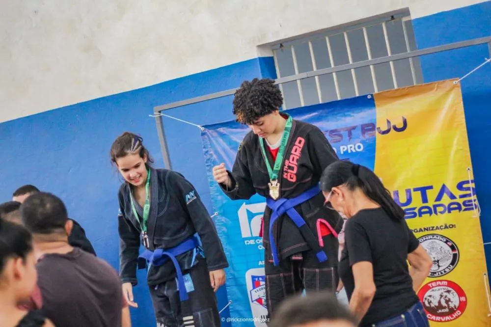Alessandra Rodrigues (Théo) bate adversária e sagra-se campeã do “The Best Jiu-jítsu” em sua estreia na faixa azul
