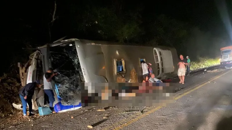 PRF suspeita que ônibus que tombou em Pernambuco levava passageiros não registrados