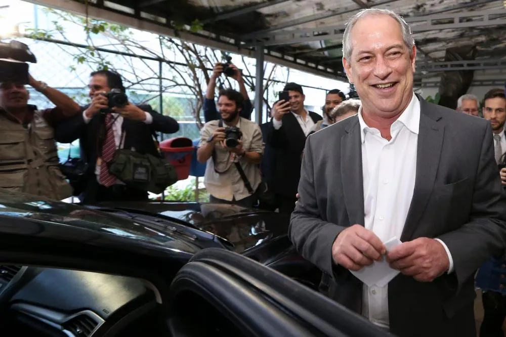 Ciro Gomes se filia ao PSDB e deve disputar o governo do Ceará em 2026