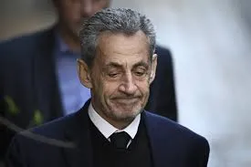Ex-presidente Nicolas Sarkozy começa a cumprir a sua pena de prisão na França