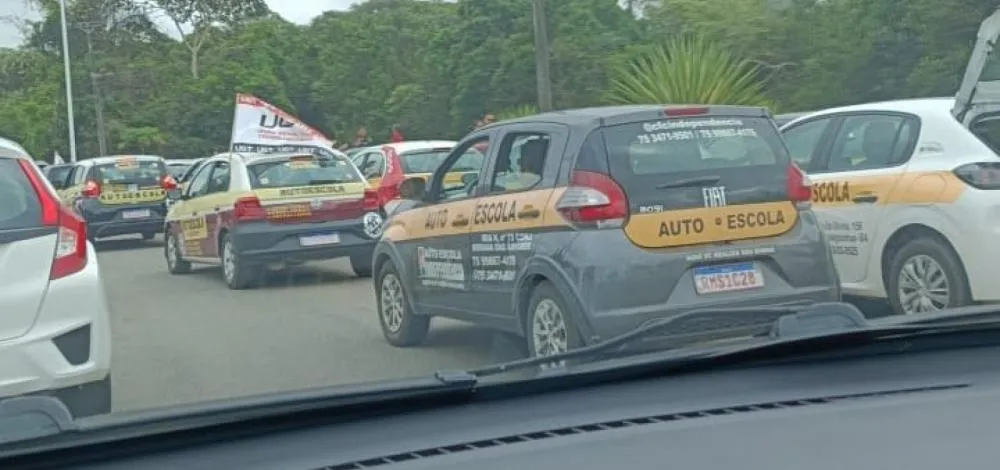 Donos de autoescolas protestam em Salvador contra o projeto que propõe fim da obrigatoriedade de aulas para tirar CNH