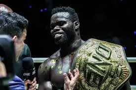 Campeão do ONE Championship, Oumar Kane sofre grave acidente de carro nos Emirados Árabes