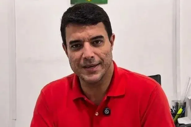 Prefeito de Serrinha reduz próprio salário em 50% para enfrentar crise financeira
