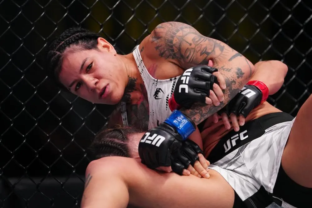 Denise Gomes dá show em Las Vegas, domina veterana e conquista a faixa-preta após vitória no UFC Vegas 111