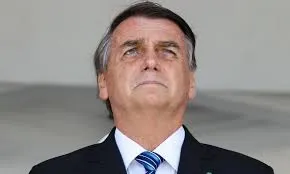 O ex-presidente Jair Messias Bolsonaro está entre a cela e a urna -, e vive o dilema do apoio “de ouro” 