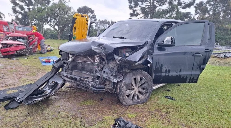 Colisão entre Gol e Amarok deixa dois mortos e seis feridos na SC-477, em Santa Catarina