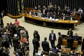 Câmara aprova “PL Antifacção” após enfrentamento com Planalto; 21 baianos votam a favor