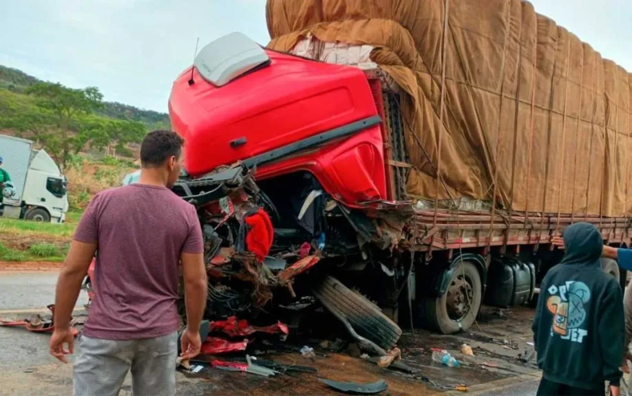 Barreiras: Grave acidente interdita a BR-242 e deixa o motorista preso às ferragens