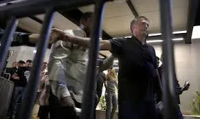 Bolsonaro é preso preventivamente após violar tornozeleira e apresentar risco de fuga, decide Moraes