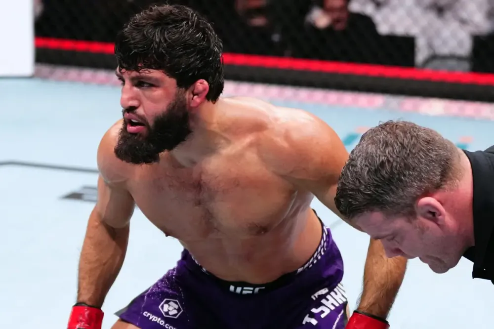 Arman Tsarukyan domina Dan Hooker no UFC Qatar e mira cinturão dos leves