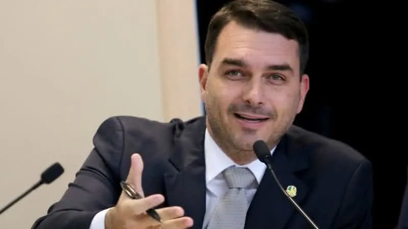 Flávio Bolsonaro vê suspensão de sanções dos EUA a Moraes como “gesto” de Trump em favor da anistia