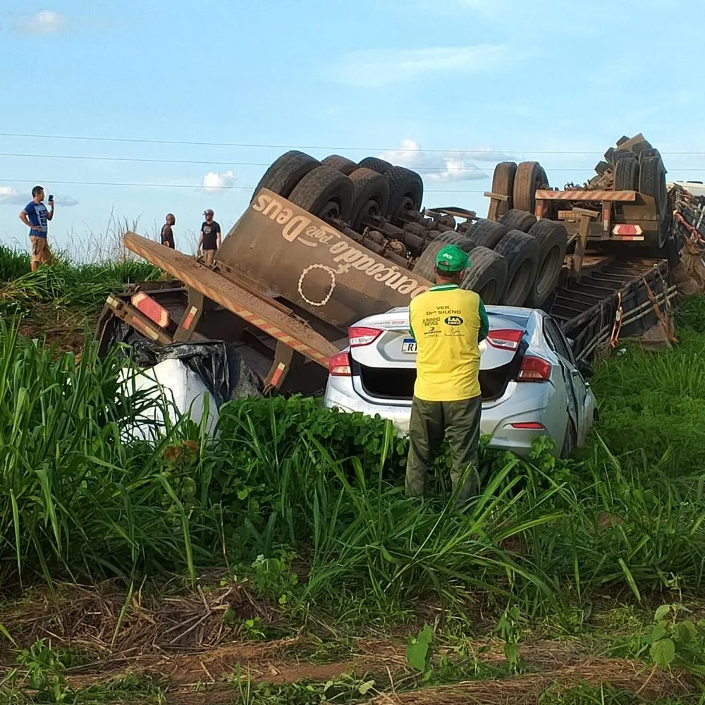 Colisão frontal entre carro e caminhão interdita a BR-242 em Luís Eduardo Magalhães-BA