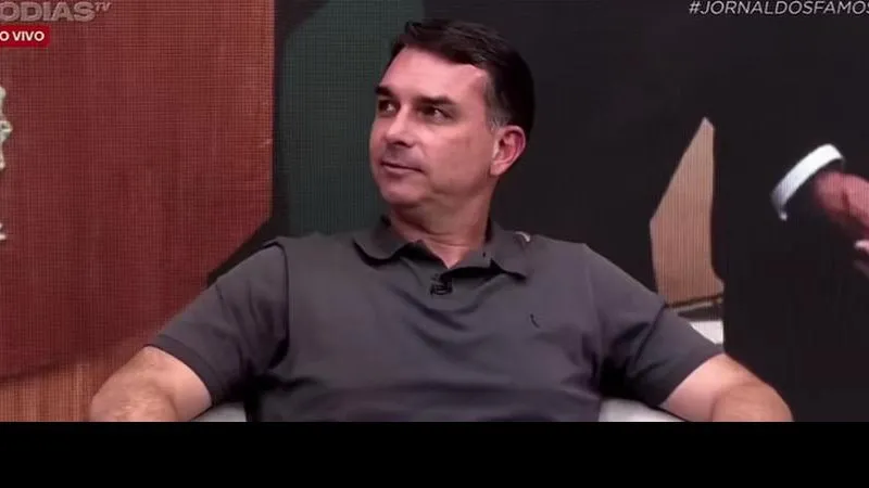 Flávio Bolsonaro reafirma que só abrirá mão da pré-candidatura à Presidência se Jair Bolsonaro puder disputar em 2026