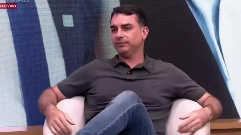 Flávio Bolsonaro diz que cumprimentaria Lula, mas não apertaria a mão de Alexandre de Moraes