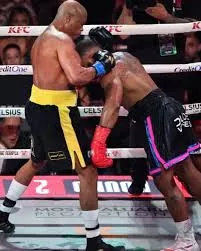 Anderson Silva nocauteia Tyron Woodley no card de Paul x Joshua