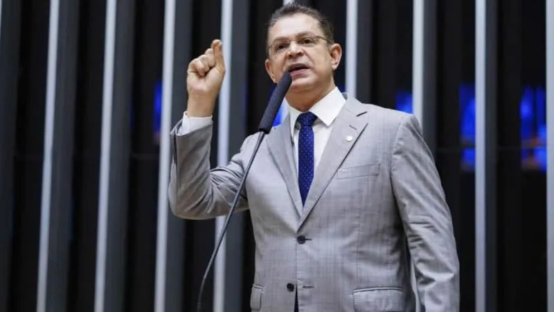 PF corrige valor de dinheiro apreendido com deputado Sóstenes Cavalcante em operação contra desvio de verbas
