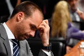 Câmara cancela o passaporte diplomático de Eduardo Bolsonaro após a cassação de seu mandato