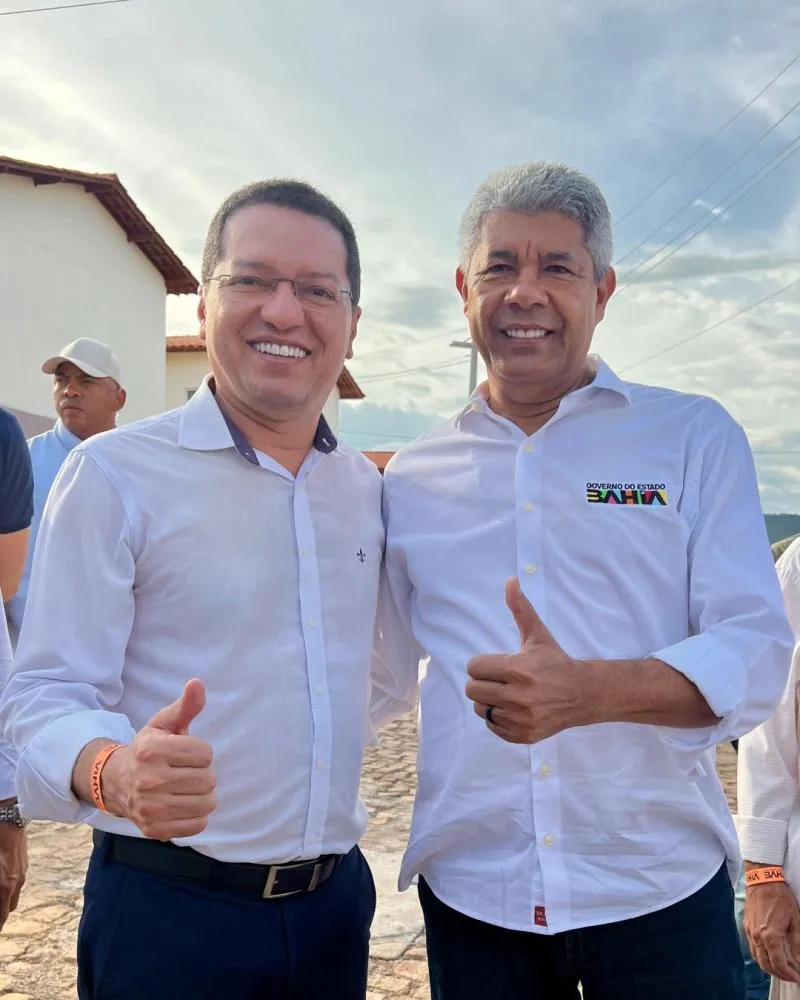Tito celebra, ao lado do governador Jerônimo Rodrigues, a entrega de 500 novas casas para a população de Barreiras