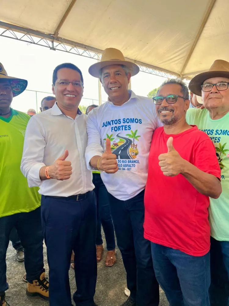 Em Barreiras, Tito participa da inauguração do asfalto da estrada do Cantinho do Senhor dos Aflitos com o governador Jerônimo Rodrigues