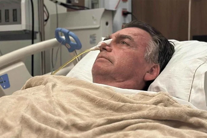 Bolsonaro permanece internado em Brasília até pelo menos 1º de janeiro