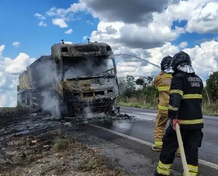 Incêndio atinge carreta bitrem na BR-349, em Correntina, e mobiliza Corpo de Bombeiros