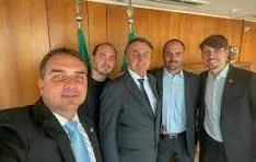 Moraes autoriza visitas de filhos a Jair Bolsonaro em prisão da PF