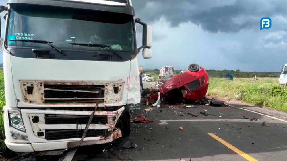 Grave acidente entre caminhão e carro de passeio é registrado na BR-135, em Riachão das Neves.
