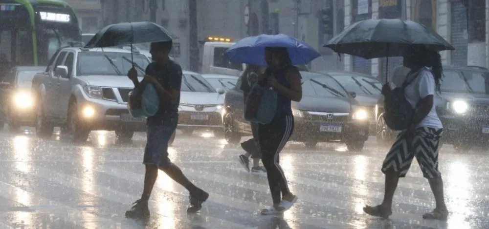Inmet emite alerta laranja de tempestades para 38 municípios da Bahia.