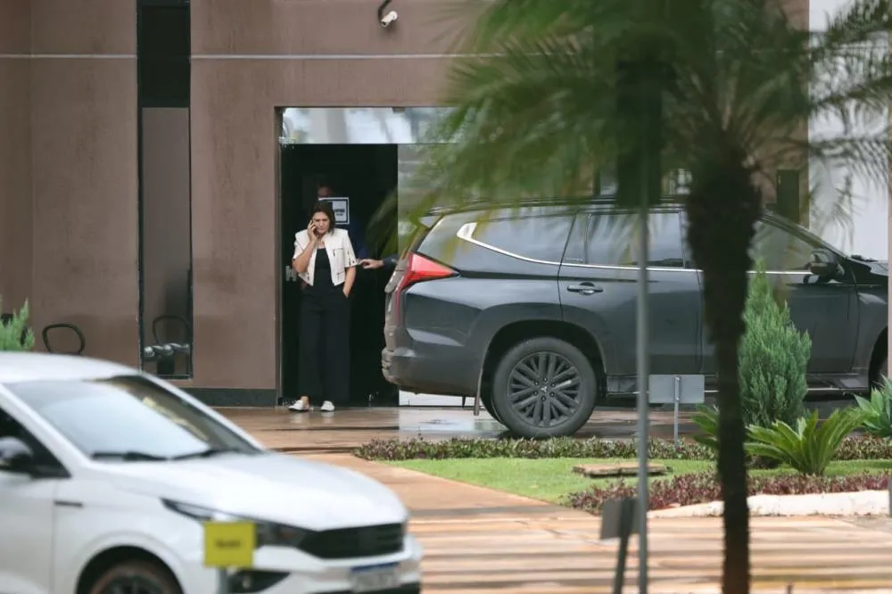 Michelle Bolsonaro relata uma queda de Jair Bolsonaro na prisão da PF, em Brasília