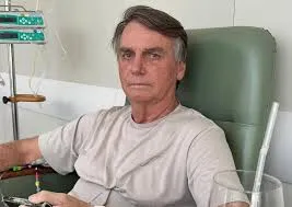 Bolsonaro sofre queda na cela da PF e tem diagnóstico de TCE leve