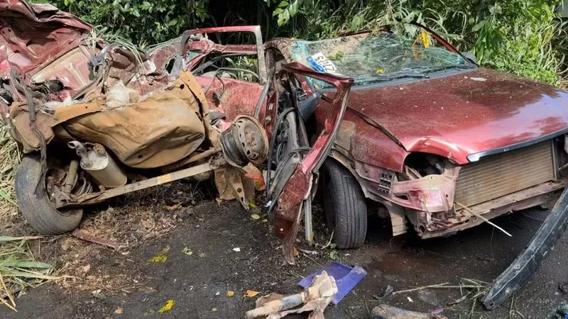 Colisão frontal entre carro de passeio e carro-forte deixa três mortos na BR-101