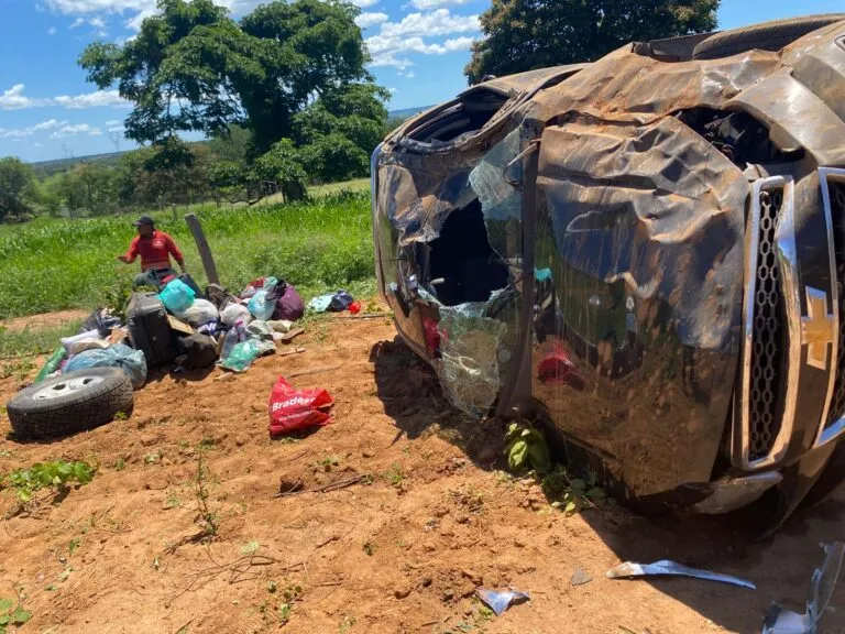 Veículo capota na BR-135 próximo ao Conjunto Penal de Barreiras