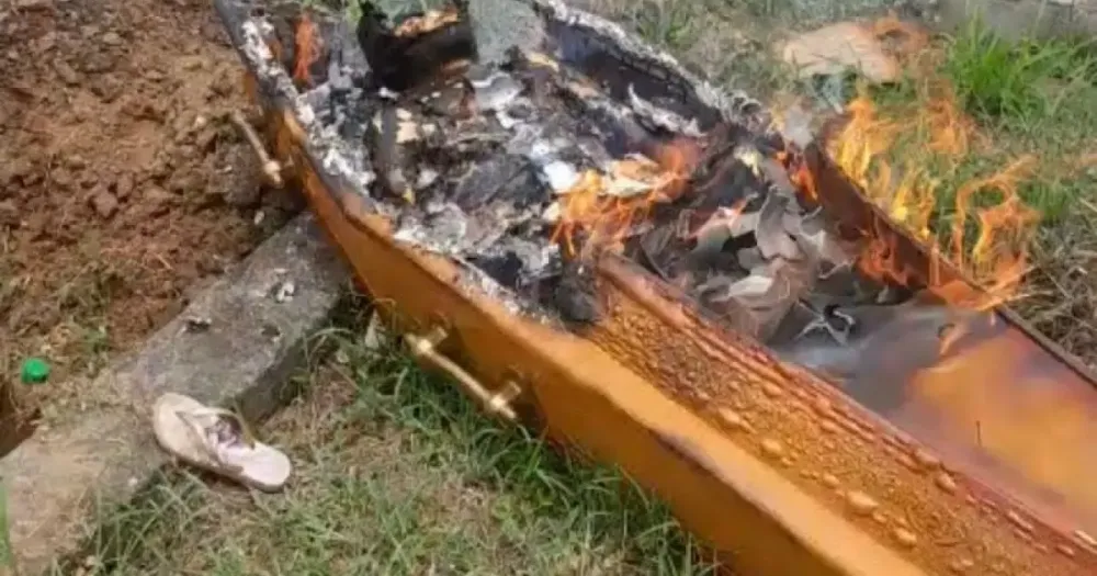 Criminosos atacam sepultamento, atiram em caixão e incendeiam urna em Coaraci