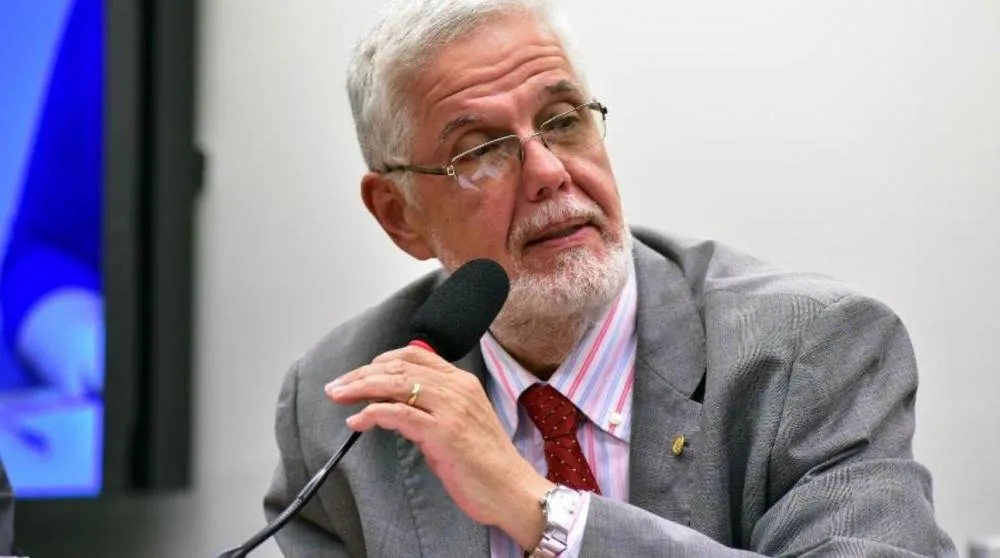 Deputado sugere que ACM Neto se olhe no espelho antes de acusar alguém de traição