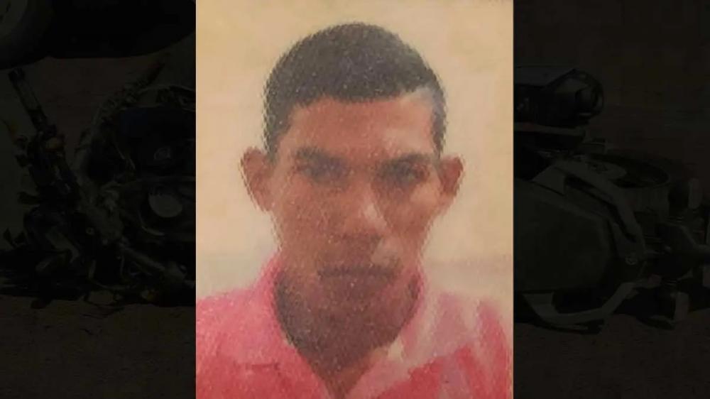 Motociclista morre ao colidir em poste de energia