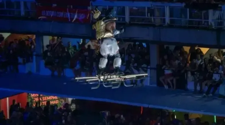 Anac notifica Portela e Liesa por uso de drone com tripulante durante desfile na Sapucaí