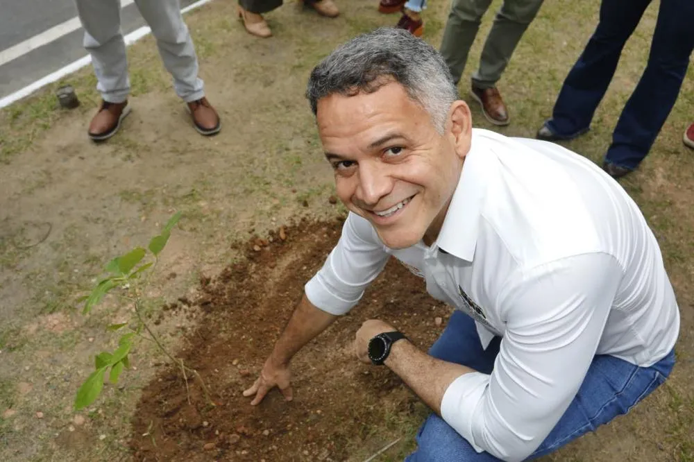 Plantio de mudas marca início do projeto de arborização urbana em Barreiras