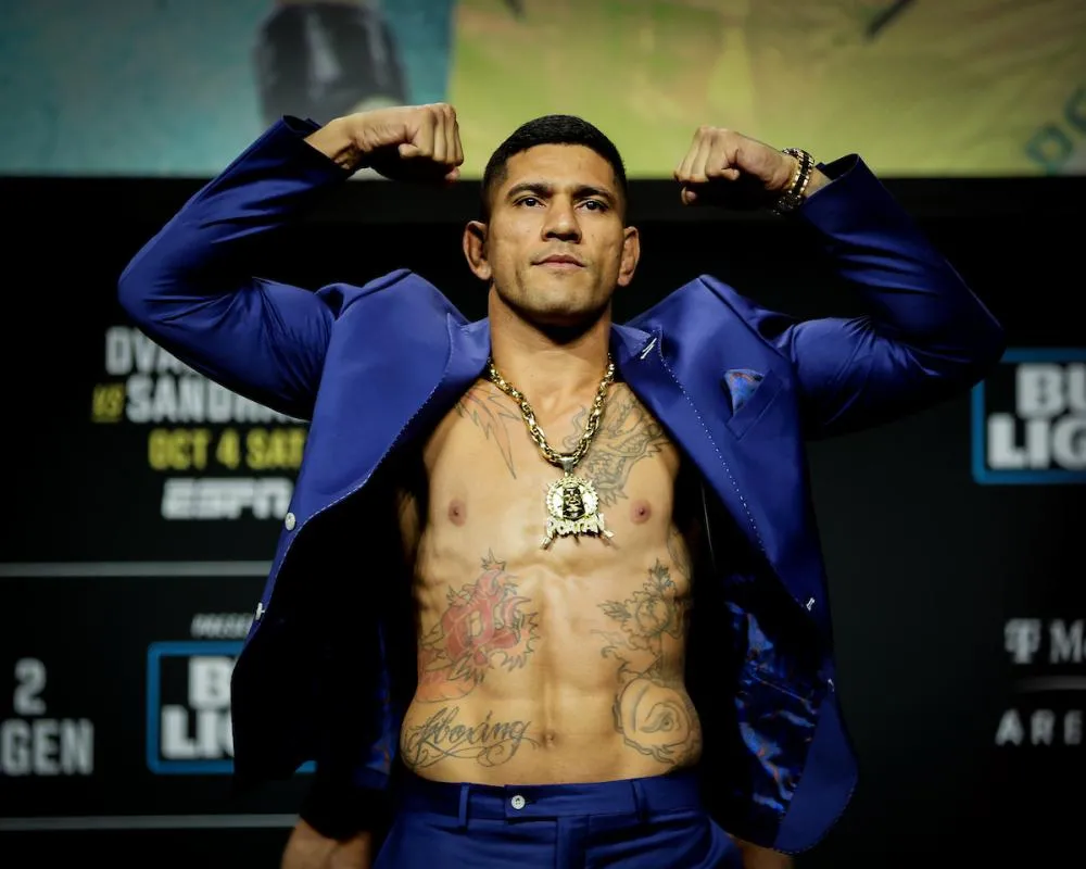 Poatan abdica do cinturão e UFC anuncia disputa pelo título dos meio-pesados no UFC 327