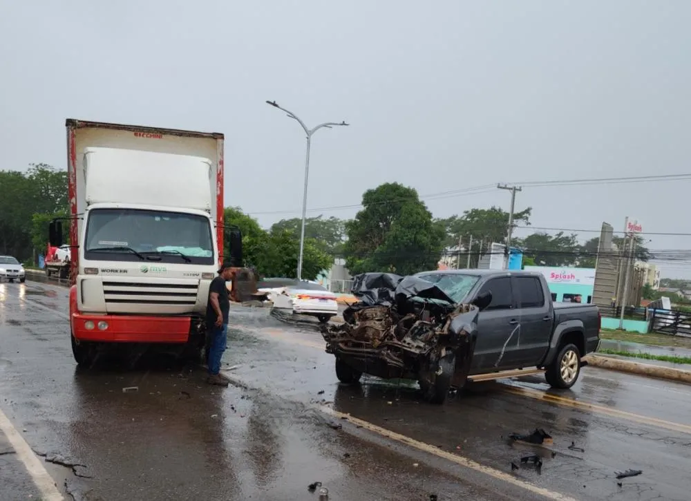 Veículo se desprende de caminhão prancha e provoca acidente na BR-242, em Barreiras