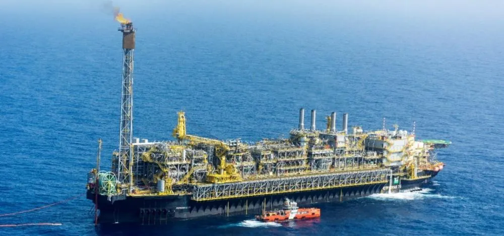 Petróleo volta a subir até 6% após forte queda e tensão no Oriente Médio preocupa mercados