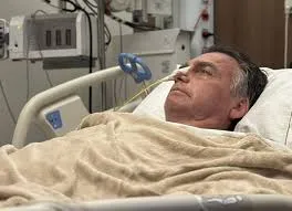 Bolsonaro é internado com broncopneumonia bacteriana e permanece na UTI