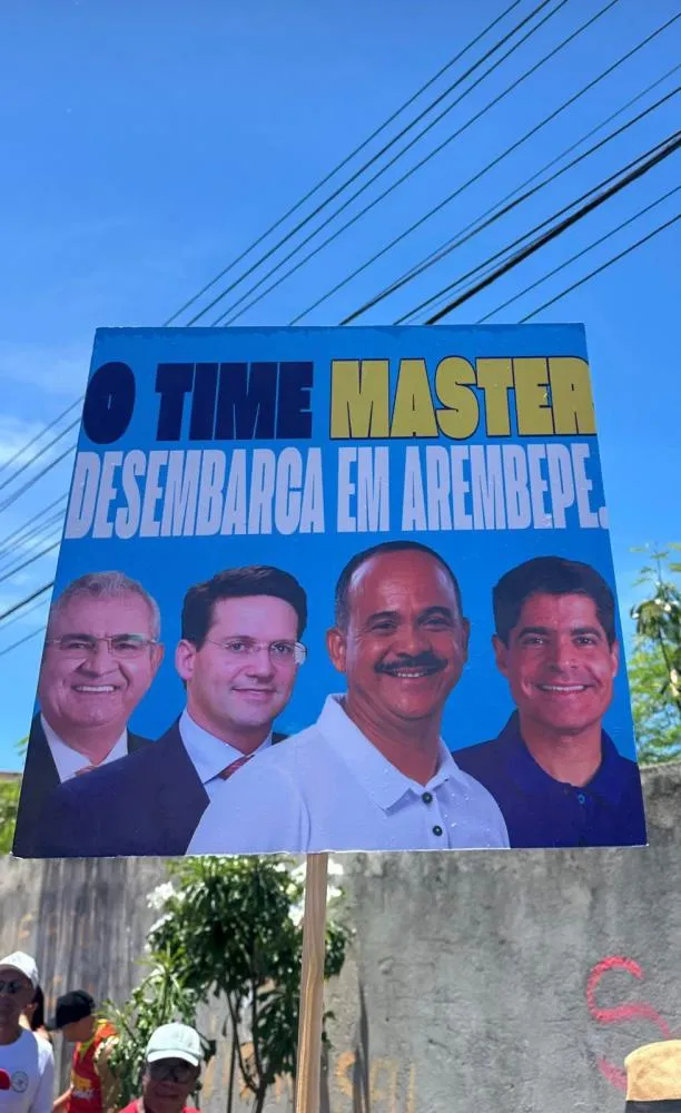 Trocadilho “ACMaster” aparece em cartazes contra ACM Neto na lavagem de Arembepe