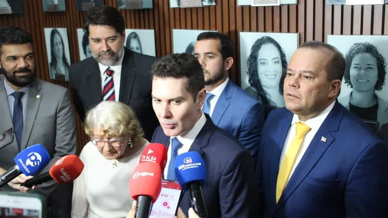 Jader Filho anuncia saída do Ministério e destaca Bahia como vitrine de sua gestão